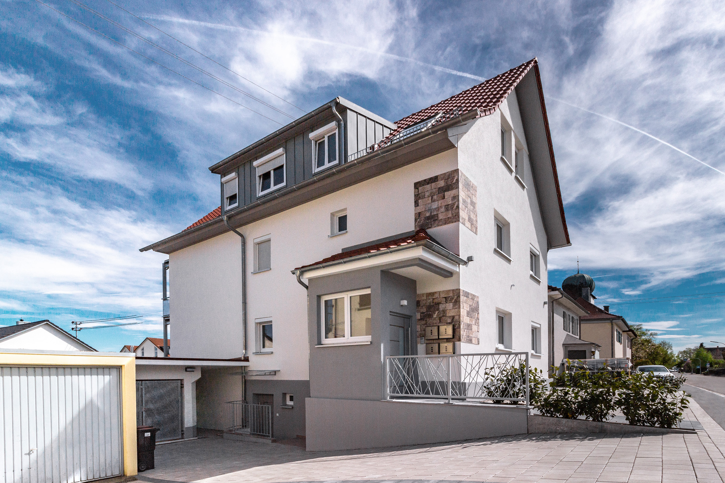 Foto, Mehrfamilienhaus, blauer Himmel, seitliche Ansicht